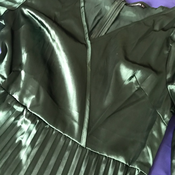 Green satin dress - Picture 5 of 11
